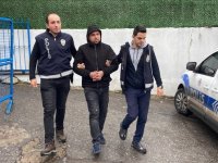 İzmir'de doktoru darbettiği suçlamasıyla gözaltına alınan şüpheli adliyede