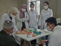 Tıp fakültesi öğrencileri köyde sağlık taraması yaptı