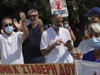Yunanistan'da Kovid-19 aşısı olmayan sağlık çalışanları işlerine geri dönüyor