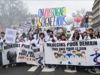 Paris'te pratisyen hekimler, çalışma koşullarının iyileştirilmesi için gösteri düzenledi