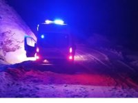 Siirt'te karda mahsur kalan ambulansı özel idare ekipleri kurtardı