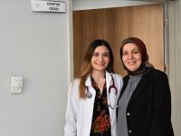 Hemşire anne ile doktor kızı aynı hastanede görev yapıyor