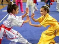 Sivas'ta şampiyon sporcuların anne ve babaları da wushu öğreniyor