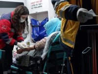 Bitlis'te yolu kapanan köydeki hamile kadın ekiplerce hastaneye yetiştirildi
