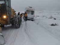Van'da kara saplanan ambulans karla mücadele ekiplerince kurtarıldı