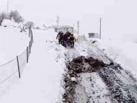 Siirt'te yolu kardan kapanan köydeki hasta, ekiplerin yardımıyla hastaneye ulaştırıldı