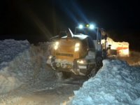 Muş'ta yolu kardan kapanan köydeki hasta için ekipler seferber oldu