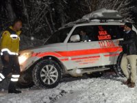 Hakkari'de kardan yolu kapanan köyde rahatsızlanan çocuk hastaneye ulaştırıldı