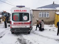 Erzurum'da yolu kapanan 3 mahalledeki hastaların yardımına karla mücadele ekipleri yetişti