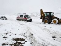 Siirt'te ekipler kardan kapanan yolu açarak köydeki hasta çocuğu hastaneye ulaştırdı