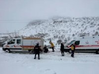 Diyarbakır'da yolu kardan kapanan kırsal mahalledeki hastayı ekipler hastaneye ulaştırdı