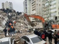 Adana'da yıkılan binalarda arama kurtarma çalışması devam ediyor