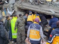 Hatay'da bir kişi depremde yıkılan polisevinin enkazından 12 saat sonra sağ çıkarıldı