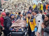Diyarbakır'da depremde yıkılan binanın enkazından 2 kadın yaralı kurtarıldı