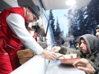 Türk Kızılay depremden etkilenen illerde sıcak yemek hizmeti veriyor