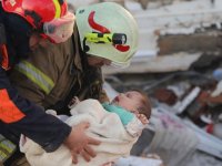 Kahramanmaraş'ta depremden 31 saat sonra 15 aylık bebek enkazdan çıkarıldı