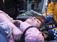 Adıyaman'da depremden 32 saat sonra enkazdan bir kadın kurtarıldı