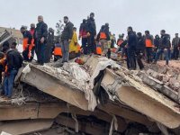 Hatay'da çöken duvar ile tavan arasında sıkışan tıp öğrencisi kurtarıldı