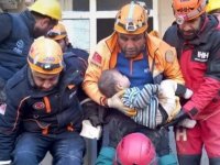Hatay'da 88 saat enkaz altında kalan 2 yaşındaki Fatma kurtarıldı