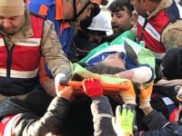 Diyarbakır'da depremde yıkılan binanın enkazından 101 saat sonra anne ve oğlu kurtarıldı
