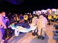 Adıyaman'da enkazdan çıkarılan 46 yaralı tedavileri için İzmir'e getirildi