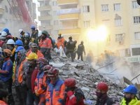 Deprem bölgesinden İzmir ve çevre illere sevk edilen yaralıların tedavisi sürüyor