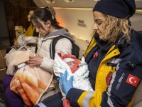 Depremzede 15 bebek daha Cumhurbaşkanlığına ait uçakla Ankara'ya getirildi