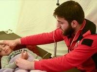 Gönüllü doktor ve hemşireler Kırıkhanlı depremzedelere birinci basamak sağlık hizmeti veriyor