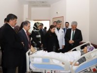 Erzincan Belediye Başkanı Aksun, tedavi gören depremzedeleri ziyaret etti