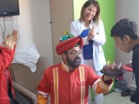 Adıyaman'da depremde yaralanan çocuğun doğum günü Diyarbakır'da hastanede kutlandı