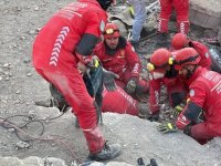 Tekirdağ İtfaiye ekibi, enkazdan kurtardıkları kişileri ailelerinden biri olarak görüyor