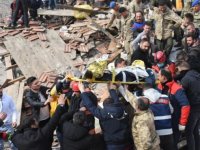 Malatya'da depremde yıkılan binanın enkazından bir kişi sağ kurtarıldı