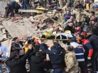 Malatya'da 5,6 büyüklüğündeki depremde yıkılan binalarda arama kurtarma çalışması başlatıldı