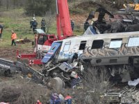 Yunanistan'daki tren kazasında arama kurtarma çalışmaları sürüyor