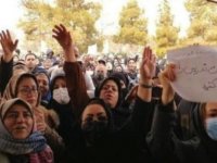 İran'da bazı veliler okullardaki zehirlenmeler nedeniyle yetkilileri protesto etti