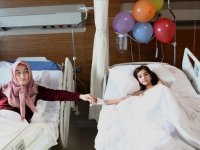 Hatay'da enkazdan yaralı kurtulan anne ile kızı Adana'da hastane odasında kavuştu