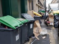 Fransız Bakan, grev nedeniyle Paris'te yığılan çöplerin sağlığı tehdit ettiğini söyledi
