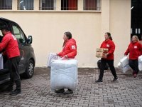 Depremzede gönüllüler acılarına rağmen yardımlarını aralıksız sürdürüyor