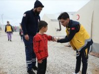 Malatya'ya depremin ikinci günü gelen gönüllü sağlıkçılar afetzedelerin yaralarını sarıyor