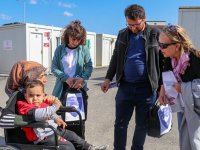 Türk Hemşireler Derneği üyeleri, anneler ve çocuklar için deprem bölgesinde