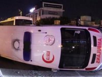 Kocaeli'de otobüsle çarpışıp devrilen ambulanstaki 3 sağlık görevlisi yaralandı