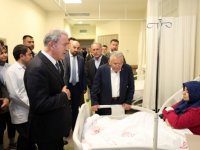 Bakan Akar'dan, Kayseri Şehir Hastanesinde tedavi gören depremzedelere ziyaret