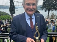 Üsküdar Üniversitesi Kurucu Rektörü ve psikiyatrist Prof. Dr. Tarhan, "Altın Yazar" ödülünün sahibi oldu