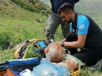 Hakkari'de dağda ot toplarken rahatsızlanan kişi ambulans helikopterle hastaneye ulaştırıldı