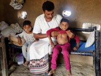 Yemen'deki savaşın yerinden ettiği Ati ailesi hasta oğullarını tedavi ettirememenin çaresizliğini yaşıyor