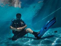 Engelli dalıcı farkındalık oluşturmak için su altındaki potaya smaçla basket attı