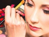 Kozmetik Ürünleri Göz Sağlığına Uygun Kullanmanın Yolları