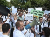 Arnavutluk’ta tıp öğrencilerinden protesto