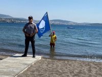 İzmir Urla'daki Gelinkaya Halk Plajı'na "mavi bayrak" çekildi