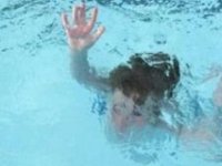 Düzce'de havuza düşen çocuk boğulma tehlikesi yaşadı